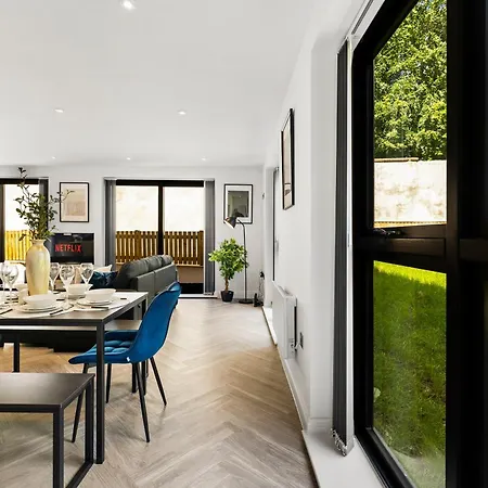 Stunning Spacious Leeds - Parking شقة *