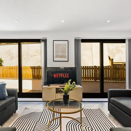 Stunning Spacious Leeds - Parking