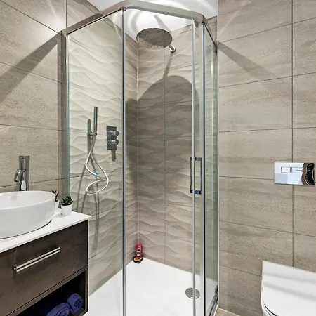 Stunning Spacious Leeds - Parking