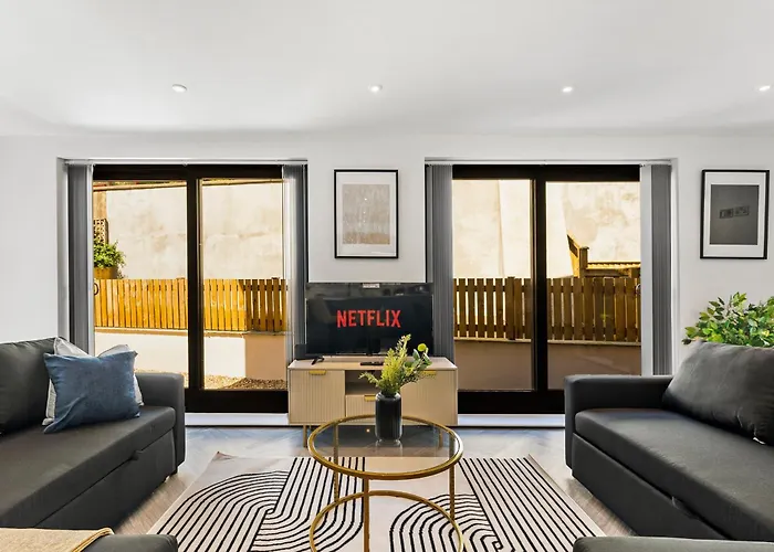 Stunning Spacious Leeds - Parking