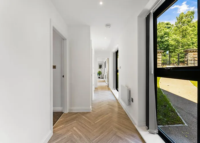 Stunning Spacious Leeds - Parking 利兹