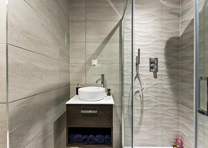 Stunning Spacious Leeds - Parking 利兹